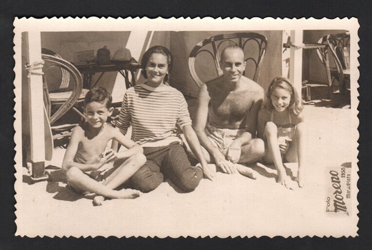 Landrú junto a su familia en Mar del Plata, 1958.