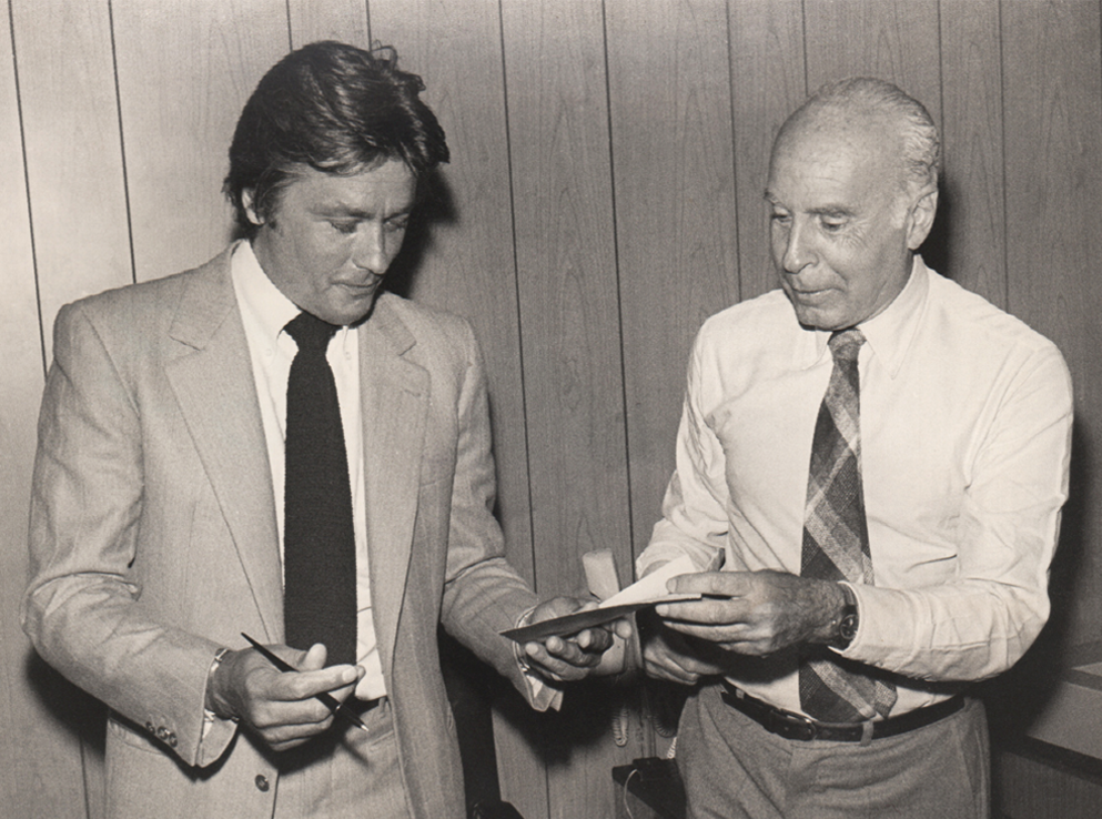 El actor francés Alain Delon y el humorista grafico argentino Juan Carlos Colombres (Landru) en Clarín, Buenos Aires, 1980.