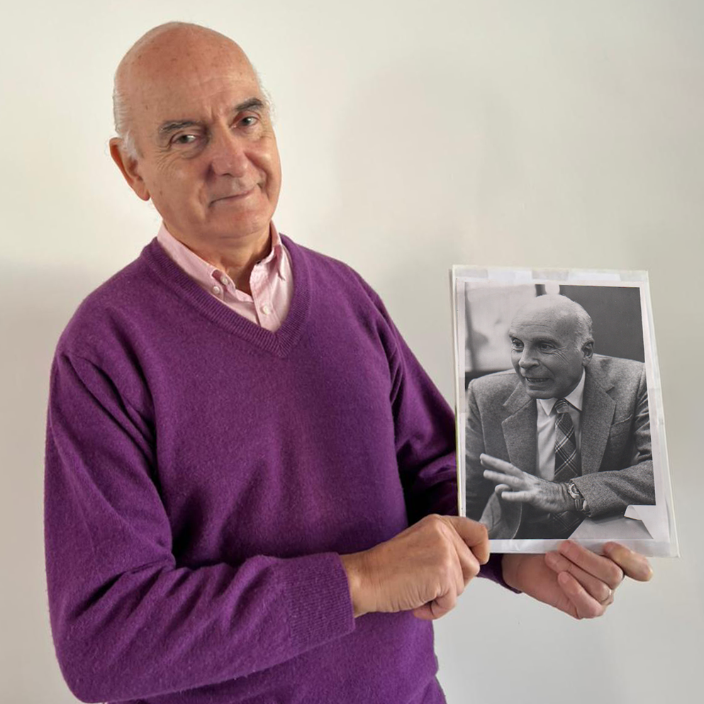 Raúl Colombres sostiene una foto de su padre Juan Carlos Colombres el humorista gráfico Landrú