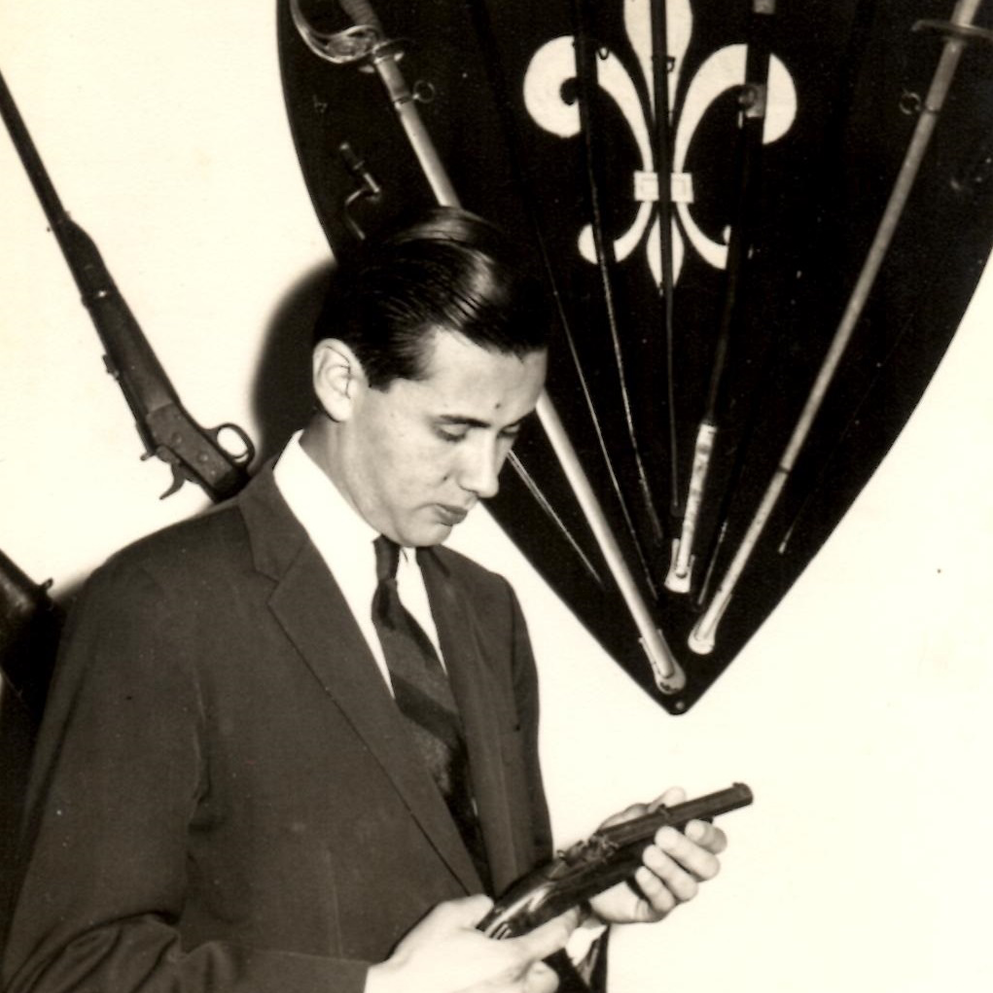 Abel Bonaro, a los 25 años, en la sala de armas de su departamento del edificio del Palacio de los Patos, 1966.