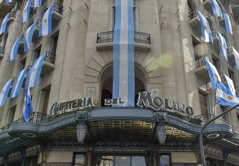 Reapertura de la confitería del Molino con banderas argentinas en la fachada del edificio. 8 de julio de 2022.